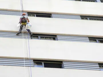 Cuelgate con el equipo de Servicios Verticales Carmona de la fachada de un hotel Cuelgate con el equipo de Servicios Verticales Carmona de la fachada de un hotel