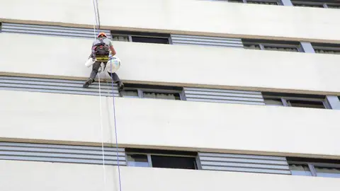Cuelgate con el equipo de Servicios Verticales Carmona de la fachada de un hotel Cuelgate con el equipo de Servicios Verticales Carmona de la fachada de un hotel