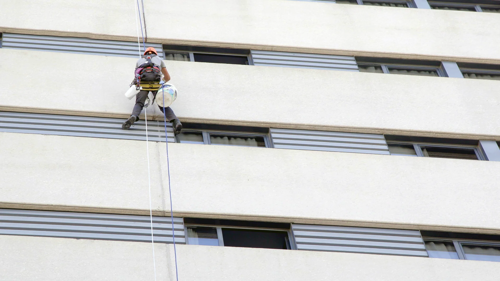 Cuelgate con el equipo de Servicios Verticales Carmona de la fachada de un hotel