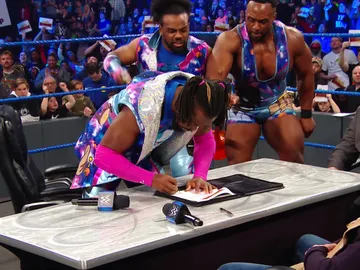 Daniel Bryan y Kofi Kingston firman su contrato para enfrentarse en Wrestlemania Daniel Bryan y Kofi Kingston firman su contrato para enfrentarse en Wrestlemania