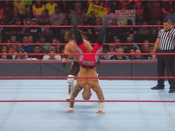Ricochet peleando contra AJ Styles