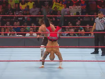 Ricochet peleando contra AJ Styles Ricochet peleando contra AJ Styles