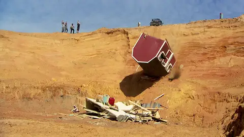 Tirar la casa por un barranco, la nueva prueba de 'Pickups & Furious' Tirar la casa por un barranco, la nueva prueba de 'Pickups & Furious'