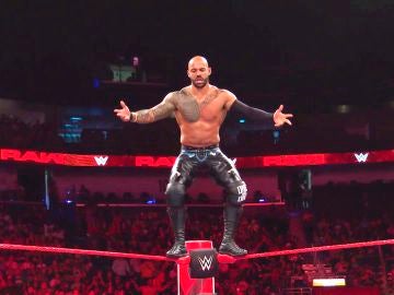 Ricochet vuelve a hacerlo: sus acrobacias le dan la victoria Ricochet vuelve a hacerlo: sus acrobacias le dan la victoria