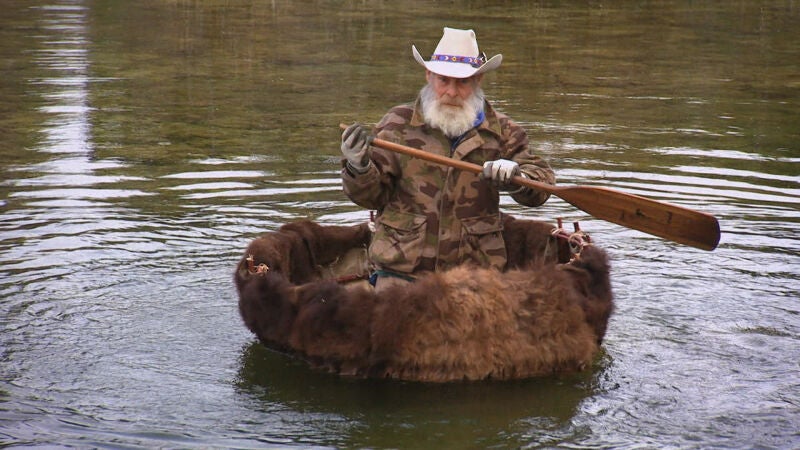 Tom construye una canoa con mimbre y piel de bisonte