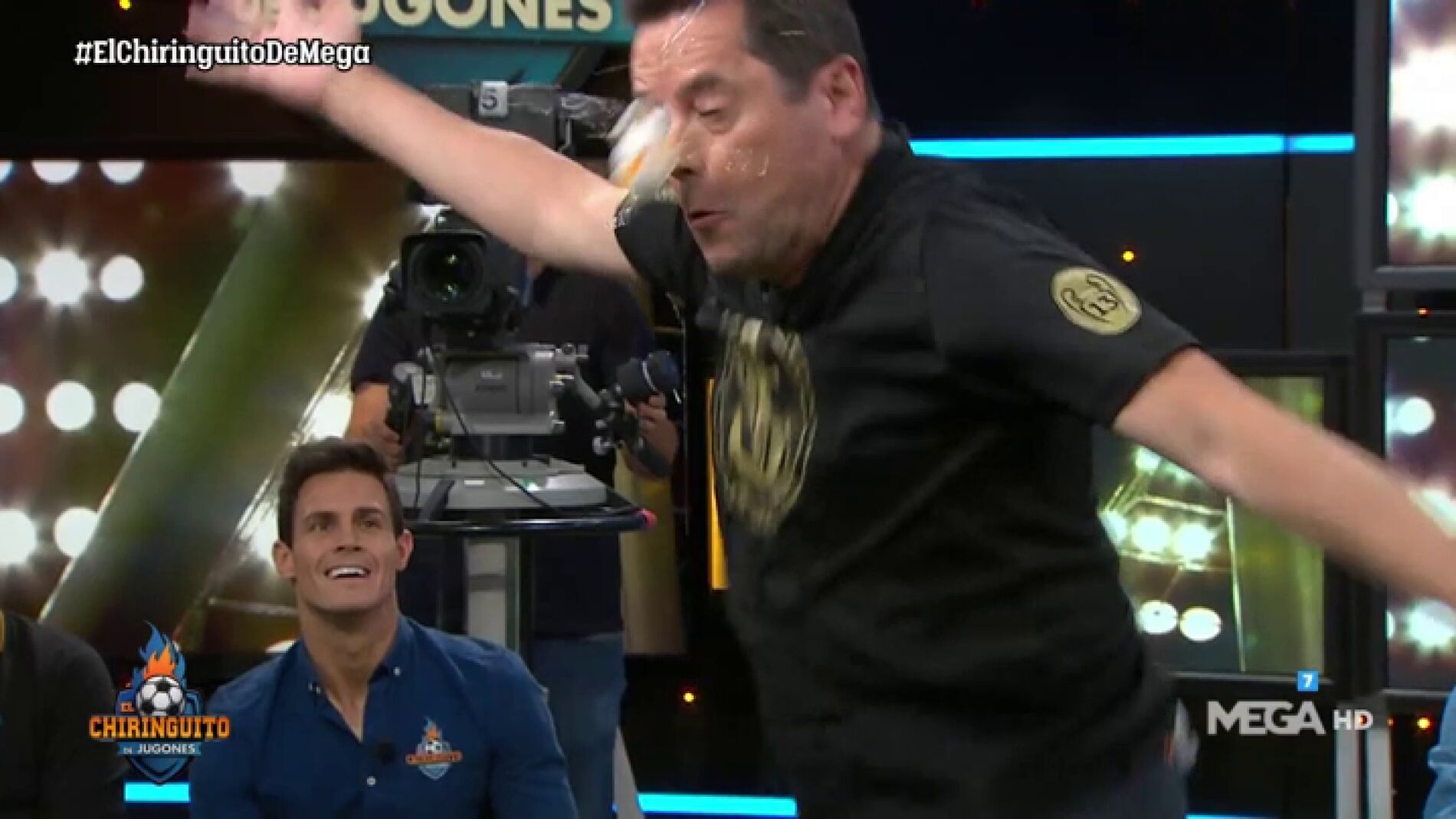 Tom&aacute;s Roncero cay&oacute; en la broma del 'lanzamiento del huevo' de Januzaj