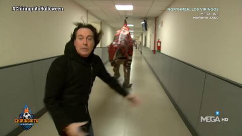 Noche de sustos en El Chiringuito: Un dinosaurio siembra el p&aacute;nico