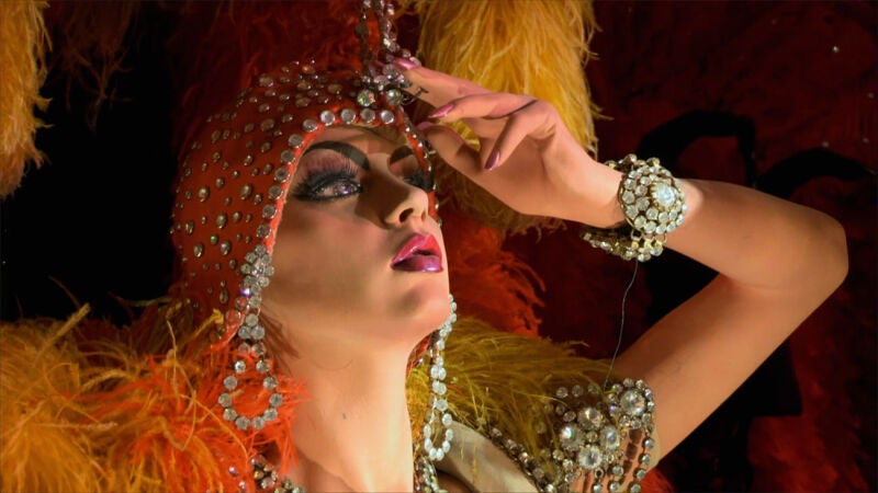 Vestidos con plumas y lentejuelas, ¿Debe visitar Jarrod los clubes de alterne?