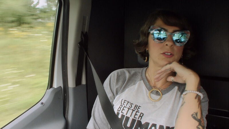 Danielle decide que es momento de que Mike cambie de aspecto