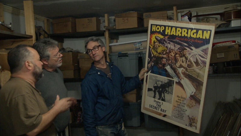 Mike y Frank se hacen con un montón de carteles de películas antiguas