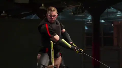 Un concursante de 'Forjado a fuego: cuchillo o muerte' consigue llegar al final con su espada medieval Un concursante de 'Forjado a fuego: cuchillo o muerte' consigue llegar al final con su espada medieval