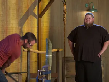 Travis prueba el arma de Wes Travis prueba el arma de Wes