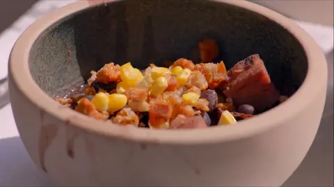 Guiso de mortadela con fríjoles negros Maestros de la parrilla