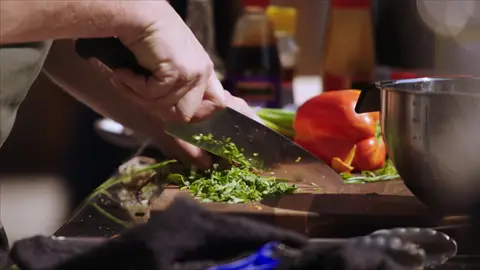 Muchos ingredientes en un plato difícil Maestros de la parrilla