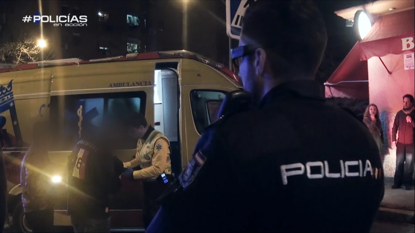 La policía debe localizar al dueño de un perro Policías en acción