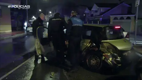 La policía investiga un accidente Policías en acción