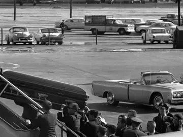 El avión fúnebre con un presidente muerto y una tripulación llena de llantos El avión fúnebre con un presidente muerto y una tripulación llena de llantos