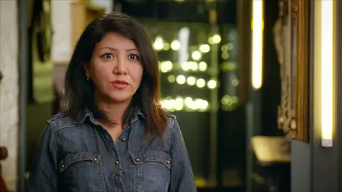 Decepcionada con la puja El salón de las subastas