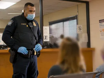 Sorprendida por la detención de su hijo Sorprendida por la detención de su hijo