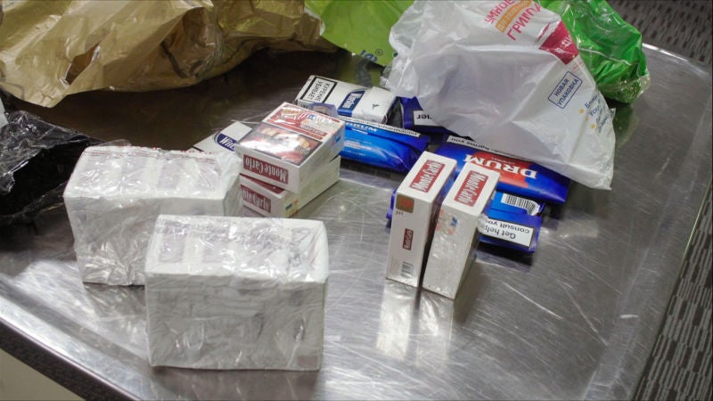 Le requisan una gran cantidad de cigarrillos y no tiene dinero para pagar la multa