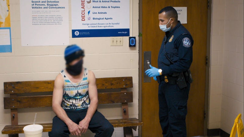 Los agentes toman precauciones cuando un hombre asegura llevar una navaja en el bolsillo