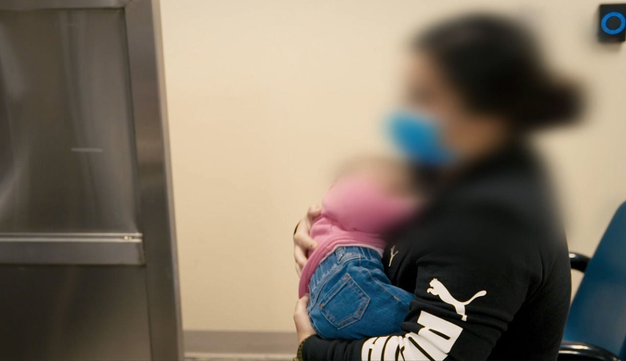 Descubierta traficando con niños