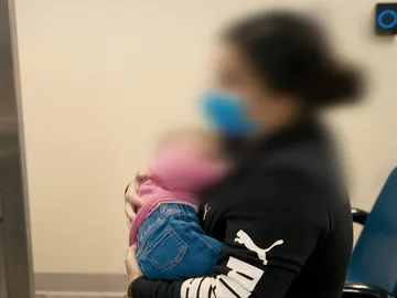 Descubierta traficando con niños Descubierta traficando con niños