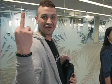 Un pasajero muy enfadado con inmigración Un pasajero muy enfadado con inmigración