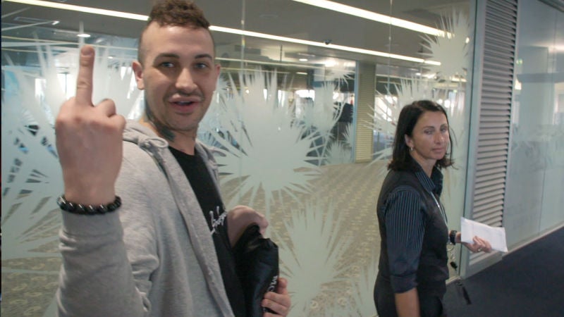 La infinita paciencia de los agentes de inmigración con este pasajero