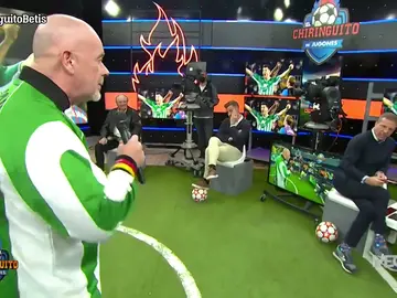 Alfredo Duro se viste de verdiblanco y canta: "¡¡¡Beeeeetis, Beeeeetis, Beeeeetis!!! Alfredo Duro se viste de verdiblanco y canta: "¡¡¡Beeeeetis, Beeeeetis, Beeeeetis!!!