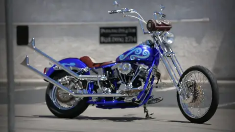Una Harley firmada por el mismísimo Indian Larry  Nash llega al taller de "Locos por los coches" con una Harley muy especial.