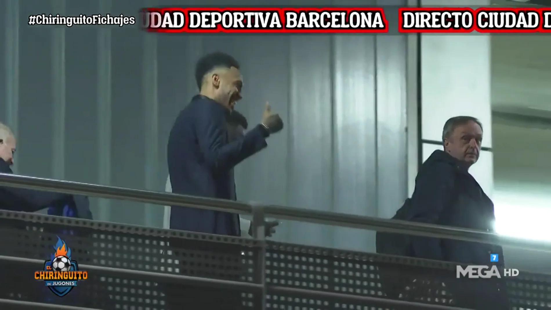 Aubameyang, sonriente tras firmar por el Barça