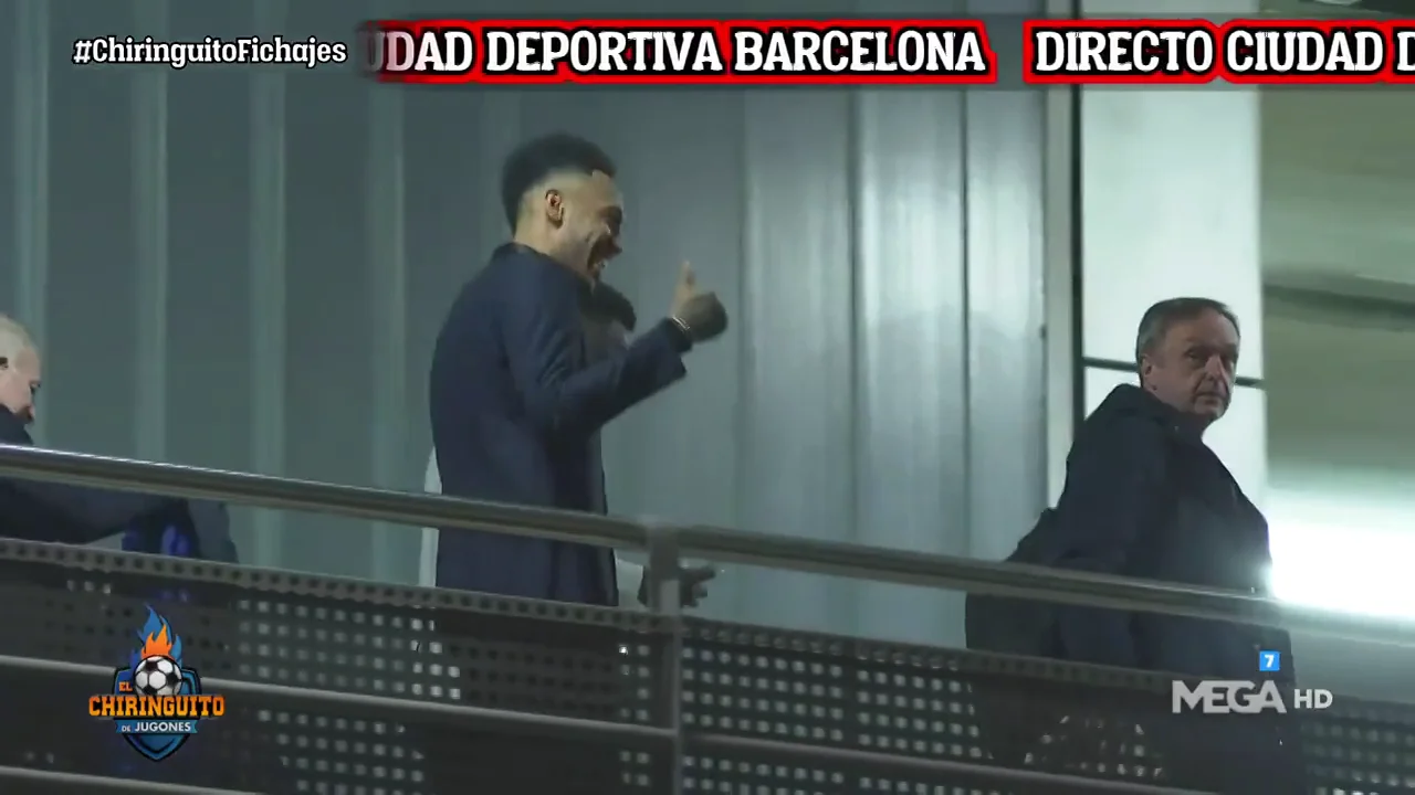Aubameyang, sonriente tras firmar por el Bar&ccedil;a