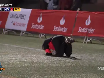 ¡Paco Buyo atrapa...y al suelo para matar el partido! ¡Paco Buyo atrapa...y al suelo para matar el partido!