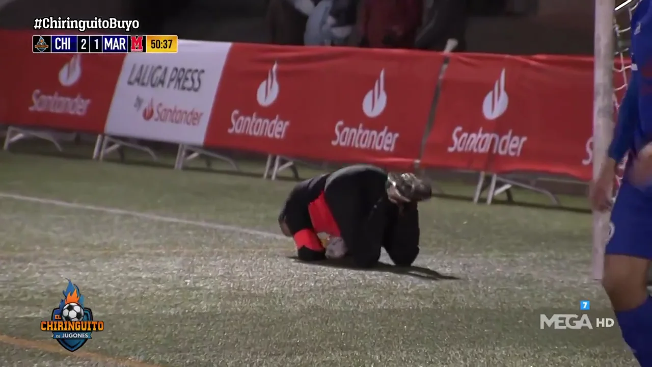 &iexcl;Paco Buyo atrapa...y al suelo para matar el partido!