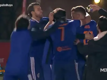 ¡Brutal abrazo de todo el equipo de El Chiringuito a Paco Buyo tras la victoria! ¡Brutal abrazo de todo el equipo de El Chiringuito a Paco Buyo tras la victoria!