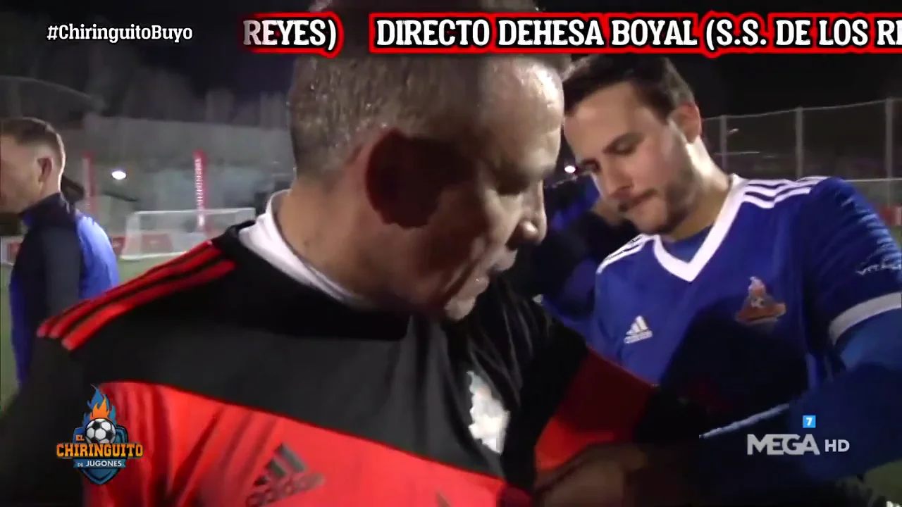 Juanfe le entrega el brazalete de capit&aacute;n a Buyo