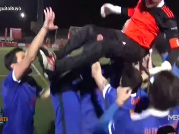 ¡Vaya manteo a Paco buyo del equipo de El Chiringuito! ¡Vaya manteo a Paco buyo del equipo de El Chiringuito!