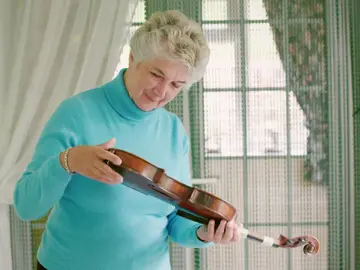 Un viejo violín muy desgastado y con mucha historia llega a las manos de los restauradores Un viejo violín muy desgastado y con mucha historia llega a las manos de los restauradores