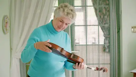 Un viejo violín muy desgastado y con mucha historia llega a las manos de los restauradores Un viejo violín muy desgastado y con mucha historia llega a las manos de los restauradores