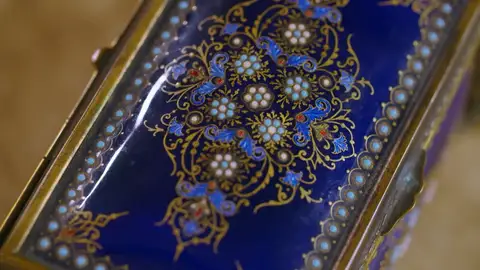 ¿Por cuanto se venderá un joyero con piedras semipreciosas de casi 100 años de antigüedad?  ¿Por cuanto se venderá un joyero con piedras semipreciosas de casi 100 años de antigüedad?