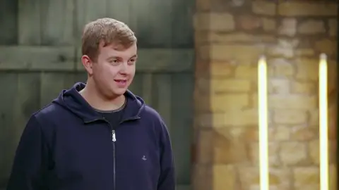 Con este perro ovejero de porcelana Eiden quiere conseguir dinero para ir a la universidad Con este perro ovejero de porcelana Eiden quiere conseguir dinero para ir a la universidad