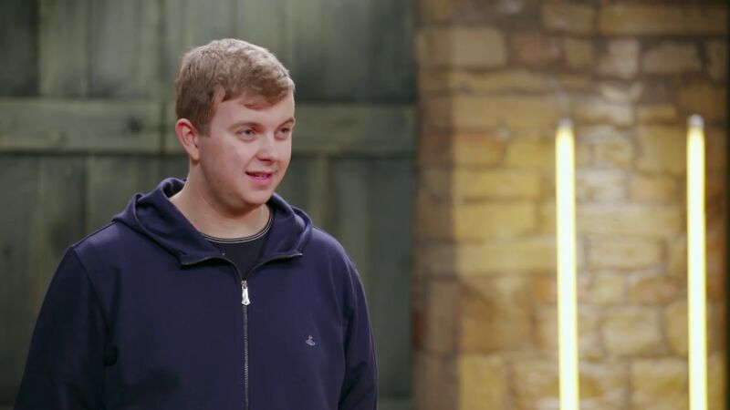 Con este perro ovejero de porcelana, Eiden quiere conseguir dinero para ir a la universidad