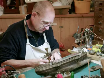 La tienda de las restauraciones recibe un verdadero objeto de colección encontrado enterrado en la playa La tienda de las restauraciones recibe un verdadero objeto de colección encontrado enterrado en la playa