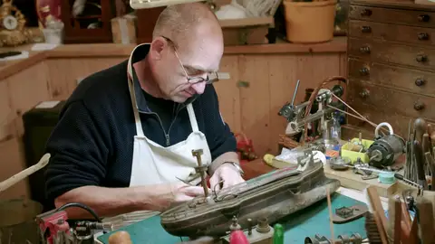 La tienda de las restauraciones recibe un verdadero objeto de colección encontrado enterrado en la playa La tienda de las restauraciones recibe un verdadero objeto de colección encontrado enterrado en la playa