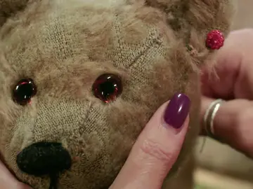 Big y Little Ted son reparados para revivir los recuerdos de sus dueños Big y Little Ted son reparados para revivir los recuerdos de sus dueños