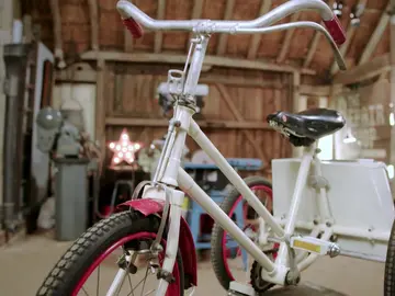 Un triciclo clásico, el juguete más vendidos de la década de los 40 Un triciclo clásico, el juguete más vendidos de la década de los 40