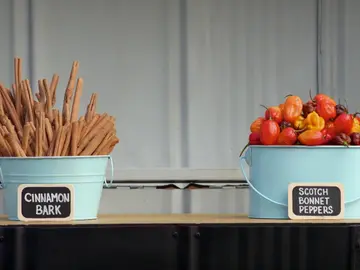 En el reto del fuego cruzado, la chef Amanda tiene que lidiar con unos pimientos escoceses muy picantes En el reto del fuego cruzado, la chef Amanda tiene que lidiar con unos pimientos escoceses muy picantes