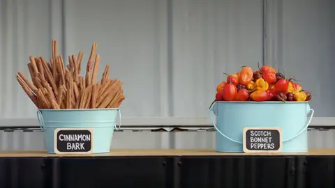 En el reto del fuego cruzado, la chef Amanda tiene que lidiar con unos pimientos escoceses muy picantes En el reto del fuego cruzado, la chef Amanda tiene que lidiar con unos pimientos escoceses muy picantes
