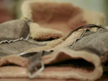 Arreglan una chaqueta de cuero que fue utilizada en la Segunda Guerra Mundial Arreglan una chaqueta de cuero que fue utilizada en la Segunda Guerra Mundial